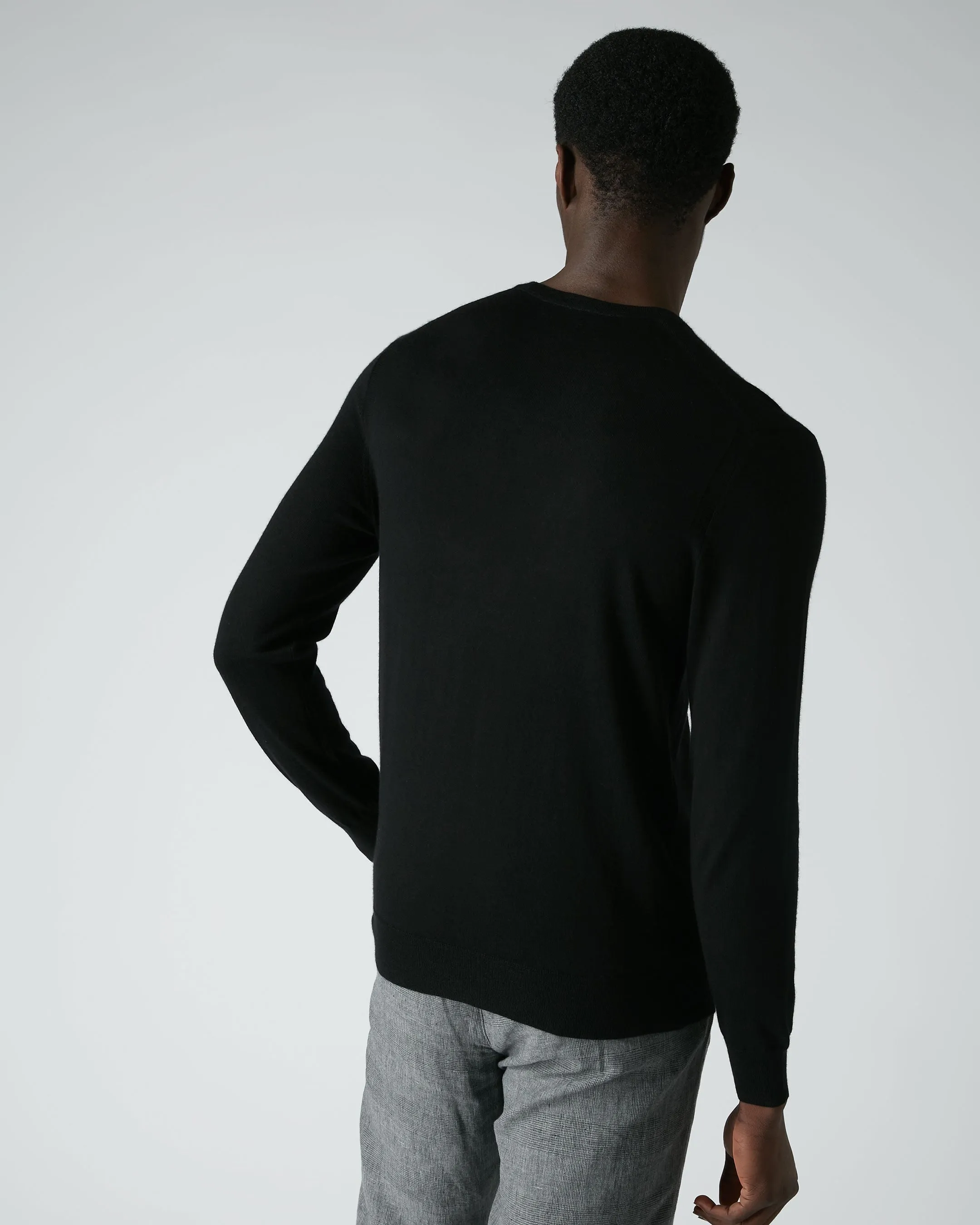 007 Fine Gauge Cashmere V Neck Sweater Black