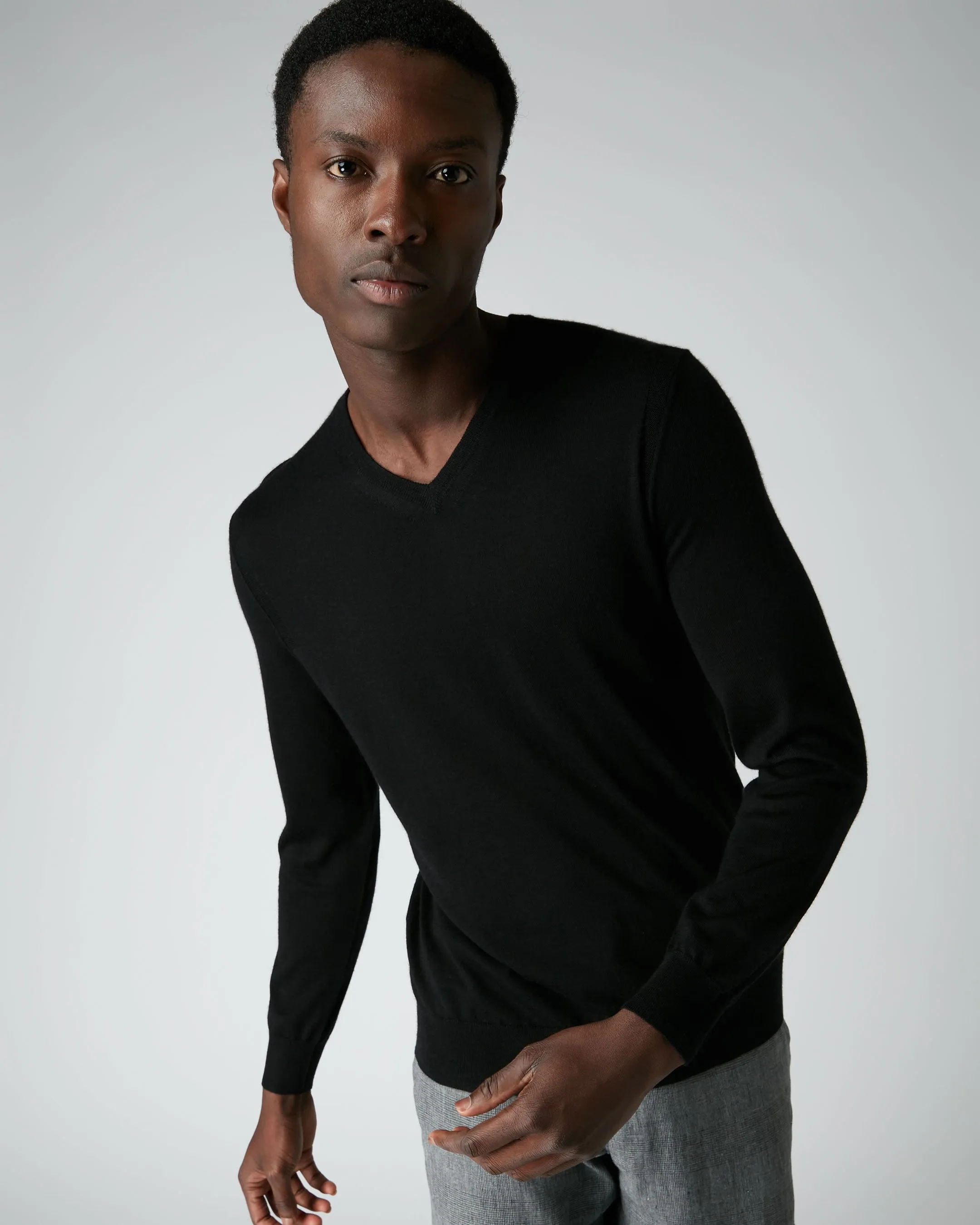 007 Fine Gauge Cashmere V Neck Sweater Black