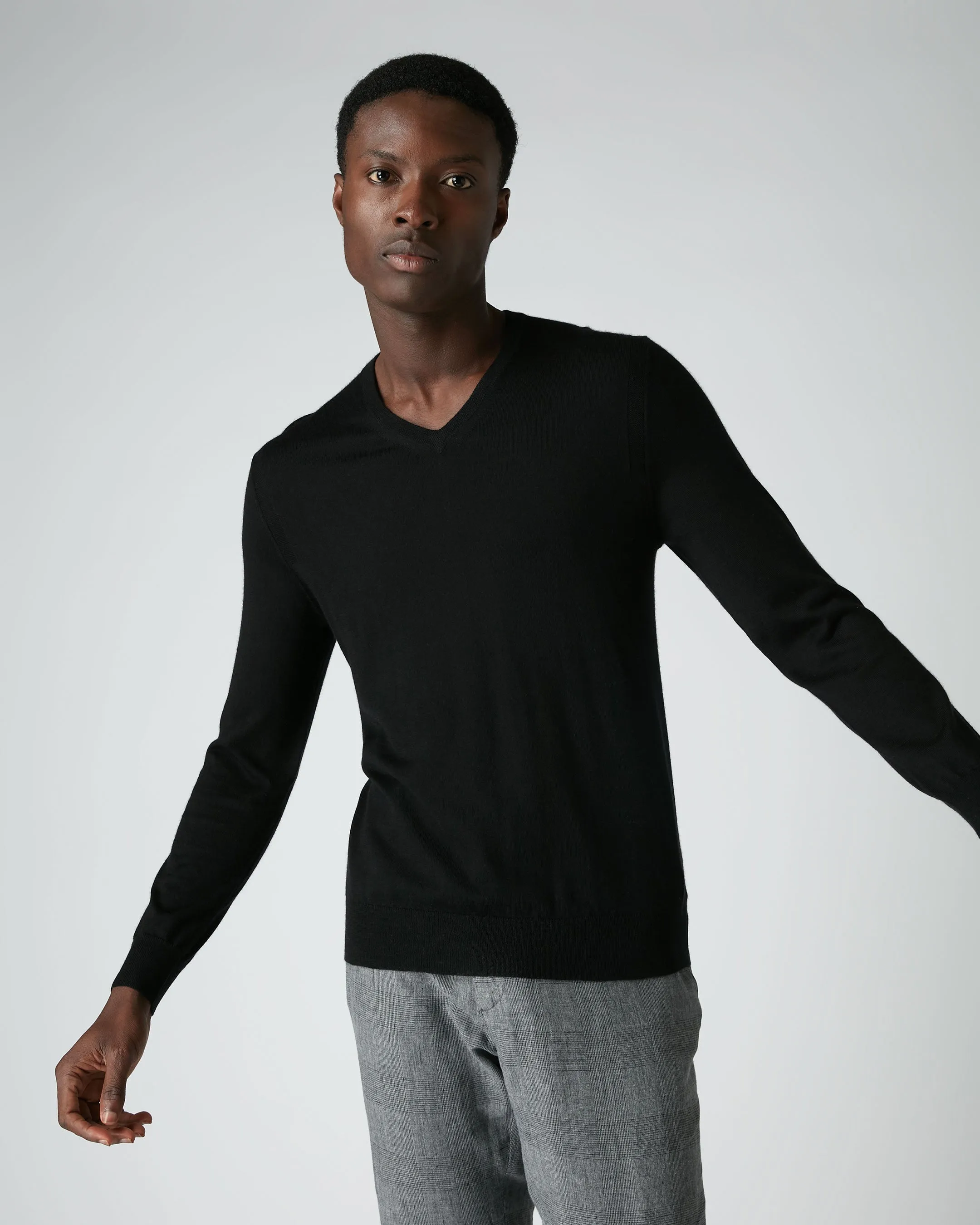 007 Fine Gauge Cashmere V Neck Sweater Black